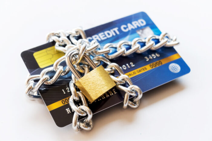 Tarjeta de crédito con candado representando las tarjetas de crédito revolving